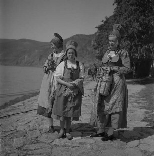 Junge Frauen in Wachauer Tracht am Ufer der Donau