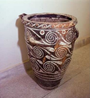 Iraklion. Archäologisches Museum. Große Henkelvase mit Spiralbändern, Höhe: 68 cm