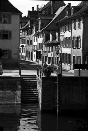 Überlingen: Hafenstraße mit Treppe zum Hafen im Vordergrund