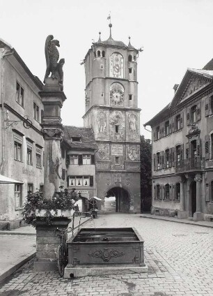 Wangen im Allgäu, Ravensburger Tor : Wangen im Allgäu. Ravensburger Tor (Unserer-Lieben-Frau-Tor). Stadtseite von der Herrenstraße mit Adlerbrunnen und Ritterhaus des Kantons Allgäu