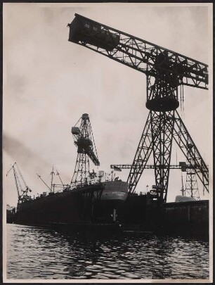 Schiff auf dem Trockendock einer Werft am Hamburger Hafen