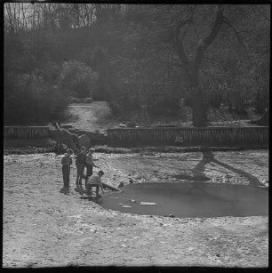Vier Jungen spielen an einem Tümpel im Volkspark Friedrichshain. SW-Foto, 1970er Jahre © Kurt Schwarz.