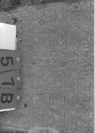 Grabstein 57 (Index: 100008842) Zustand: leicht verwittert Maße HxBxT: 92x60x10 cm Besonderheit: Doppelgrab (für Eheleute?): Grabstein 57B