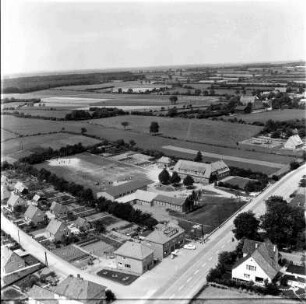 Grundschule mit Sportplatz (Hamburger Straße 11): Luftbild: im Vordergrund Einmündung der Königsberger Straße