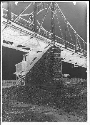 Staustufe Himmelstadt. Ansicht eines Teils der Mainbrücke von Himmelstadt.