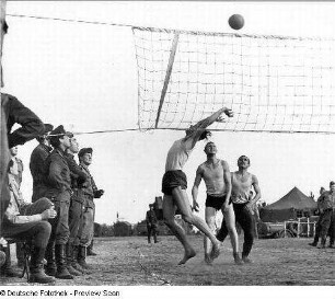 NVA. Soldaten beim Volleyballspiel