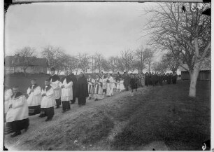 Primizfeier Bayer in Emerfeld 1935; Prozession auf einem Feldweg; im Mittelpunkt Geistlichkeit