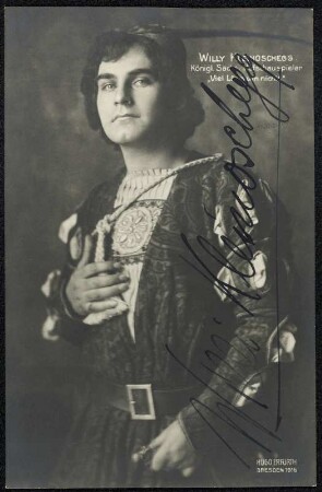 Willi Kleinoschegg als Claudio : Willi Kleinoschegg in seiner Antrittsrolle (3.9.1915) als Claudio in "Viel Lärm um Nichts" von William Shakespeare. Königliches Schauspielhaus Dresden, Neueinstudierung und Neuausstattung, 3. September 1915. Fotografie (Weltpostkarte mit Autogramm) von Hugo Erfurth, 1916