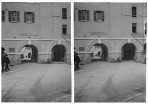 Gibraltar. Häuser mit Durchgangstoren mit der Inschrift Grand Casemates Gate