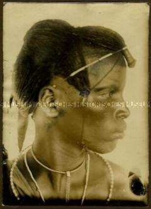 Kopfstudie eines Massai mit traditioneller Haartracht im Seitenprofil