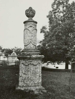 Fuchshain, Grabmal : Fuchshain, Friedhof. Grabmal (Stein, um 1800)