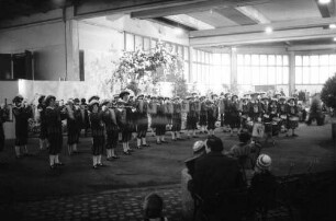 Freiburg: Stadthalle, Blumen- und Gartenausstellung, Publikum und Ihringer Bläsergruppe