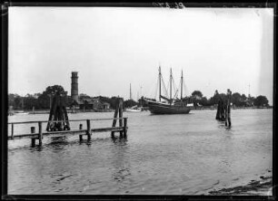 Travemünde. Blick über die Trave zum Alten Leuchtturm