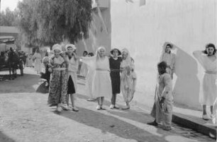 Reisefotos Marokko. Straßenbild mit Gruppe junger Frauen, vielleicht Prostituierte (wohl in Casablanca)