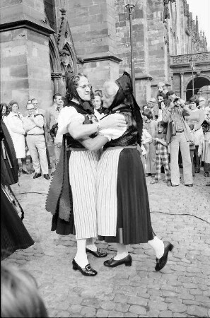 Freiburg: Münsterplatz; Trachtengruppe