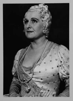 Angela Kolniak als Kurfürstin Marie in "Der Vogelhändler" von Carl Zeller. Reproduktionspositiv nach Fotografie von Gerhard Laßig. Staatsoper Dresden, 1942/1943