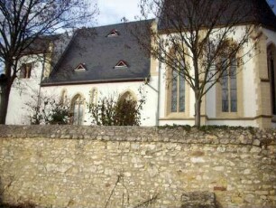 Ansicht von Süden mit Kirche (Kirchturm und Langhaus im Kern Romanisch-Hochchor Spätgotisch bis 1527) über Kirchhofmauer (Wehrgang im 18 Jh abgetragen)