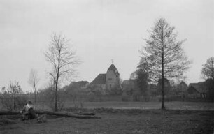 Dorf : Blick auf ein Dorf. Im Mittelpunkt der Fotografie eine Kirche