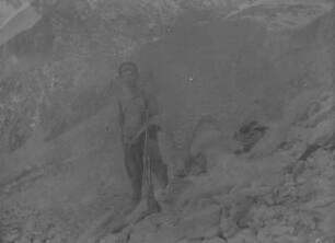 Expeditionsmitglied mit Steinbock : Ein Mitglied der Expedition mit einem erlegtem Steinbock im Tians Shan Hochgebirge