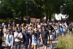 Bad Oldesloe: Kindervogelschießen: Am Bürgerpark Blickrichtung Südwesten: Einzug auf den Exer: Festumzug Theodor-Mommsen-Schule Klassen 6d und 6f: 13. Juli 2023
