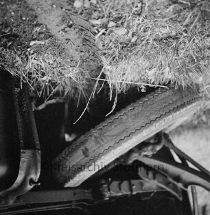 Verkehrsunfall: B 75: Kurve vor Schloss: Cabriolet und Lkw: Detailaufnahme: abgefahrene Reifen bei Lkw