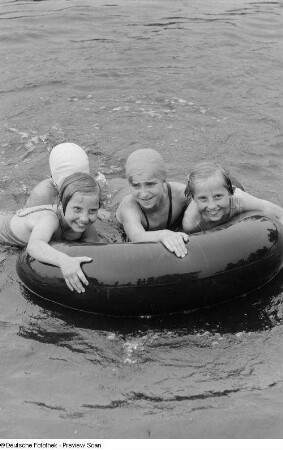 Kinder beim Baden mit einem Autoreifen