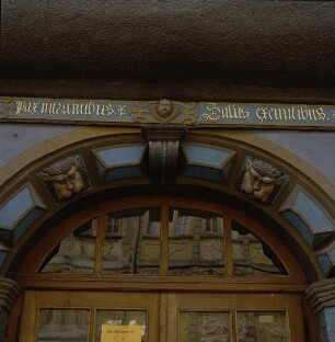 Bad Langensalza. Bogenfeld und Inschrift an einem Portal
