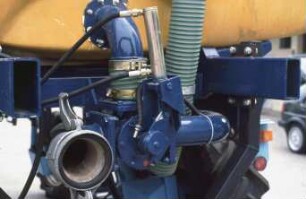 Fotografie: Gülle- und Entmistungstechnik, Gülleausbringung, Güllefass, Trägerfahrzeug, Hydraulikzylinder