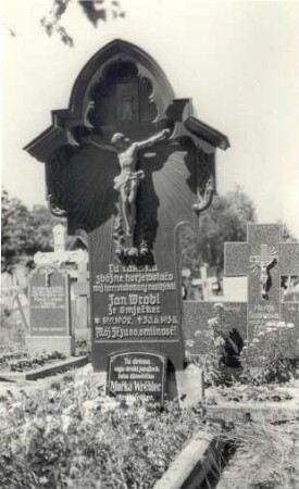 Grabkreuz in Crostwitz : Handwerkstechniken - Tischlerei. Ort: Chrósćicy / Crostwitz. Kreuz auf dem Friedhof