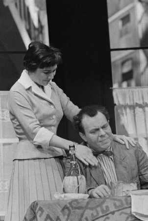 Szenenbilder aus "Lügen haben lange Beine" von Eduardo de Filippo mit Musik von Günter Hauk (Regie: Werner Schulz-Wittan, Ausstattung: Dieter Berge). Maxim-Gorki-Theater Berlin, 21.02.1958 (Premiere am 25.02.1958) : Mit Lotte Loebinger als Carmela, Evamaria Bath als Olga, Ruth Kommerell als Constanza, Eva-Maria Hagen als Angelina, Heinz Scholz als Libero, Wilhelm Gröhl als Benedetto, Walter Jupé als Guglielmo, Hermann Dieckhoff als Roberto, Hildegard Röder als Graziella, Friedel Nowack als Christina, Wolfgang Hübner als erster Sohn u. a.