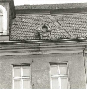 Spremberg, Lange Straße 15/16. Kreissparkasse (ehemaliges Kavalierhaus; 1706, 1843/20. Jh.), Dachgaube