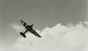 Sportflugzeug Klemm L-30 der SA-Fliegersturm-Staffel über dem Flugplatz Dresden-Heller (mit Reklame der Sturm-Zigarettenfabrik Arthur Dreßler Dresden)
