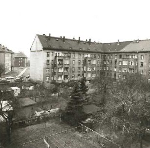 Dresden-Mickten, Rietzstraße 52/54/Bunsenstraße 17/15. Wohnanlage (Wohnungsbaugenossenschaft "Vorwärts" der Konsumgenossenschaft Dresden; 1928). Hofansicht mit Kleingartenanlage von Nordosten