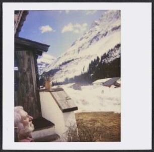 Wolfram Siebeck sitzt vor dem Restaurant Klösterle in Zug am Arlberg