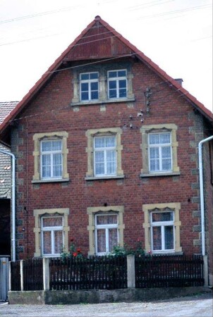 Hausgiebel und Vorgarten