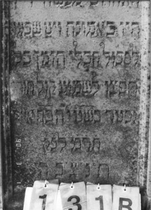 Grabstein 131 (Index: 100114752) Material: Sandstein Zustand: beschädigt und leicht verwittert am Giebel Maße HxBxT: 188x60x31 cm Beschreibung: Stele mit Rundbogen, Akroter, Sockel: Grabstein 131B