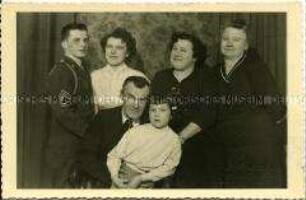 Foto einer Münchner Familie mit Sohn in US-Uniform