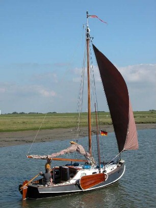 Segelboot in der Fahrrinne zur Nordseeinsel Baltrum