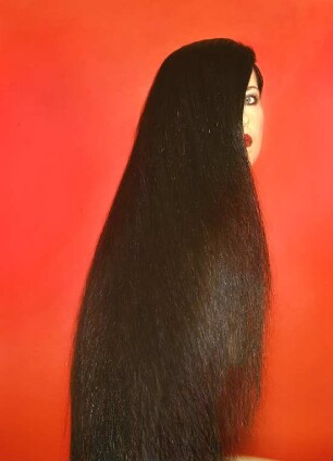 Frauenporträt mit langen schwarzen Haaren, Gesicht halb verdeckt