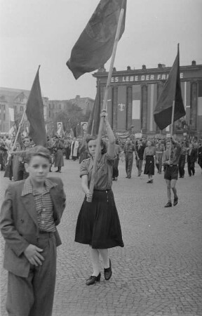 Internationale Friedenskundgebung der Fédération Internationale des Anciens Prisonniers Politiques (FIAPP) und der Vereinigung der Verfolgten des Naziregimes (VVN) : Demonstrationszug
