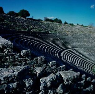 Theater, Dodona : Dodona. Zeus-Heiligtum. Die steile Cávea des Theaters, Anfang 3. Jh. v. Chr. 15.000 Zuschauer, König Pyrrhos von Epiros
