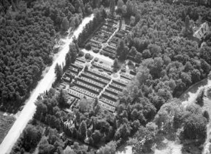 Dresden-Neustadt, Marienallee. Sowjetischer Ehrenfriedhof (angelegt 1945). Luftbild-Schrägaufnahme nach Osten