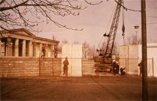 Ausbau der Grenzmauer am Brandenburger Tor