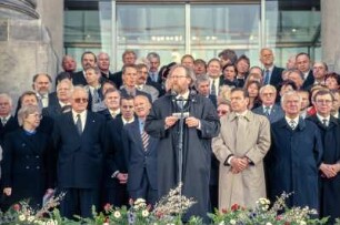 Vordere Reihe von links: Jutta Limbach (Bundesverfassungsgerichtspräsidentin), Roman Herzog (Bundespräsident), Mark Braun, Norman Foster, Wolfgang Thierse (Bundestagspräsident), Gerhard Schroeder (Bundeskanzler), Manfred Stolpe (Bundesratspräsident)