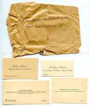 Umschlag mit 80 Visitenkarten aus dem Büro des Reichskanzlers Wilhelm Marx, Umschlag mit eigenhändiger Aufschrift "Ausländische Vertretungen und Kommissionen II" - Sachkonvolut