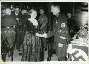 Walter Darré und Hildegard von Rheden beim Reichsbauerntag in Weimar