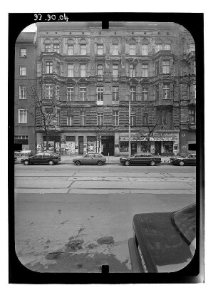 Berlin-Mitte, Oranienburger Straße 46/47. Wohnhaus mit Läden (1884). Straßenfront (Teilansicht)