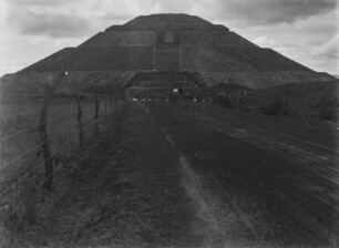 Sonnenpyramide : Die Sonnenpyramide von Teotihuacan.