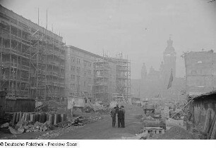 Baustelle in der Windmühlenstraße, im Hintergrund das Neue Rathaus
