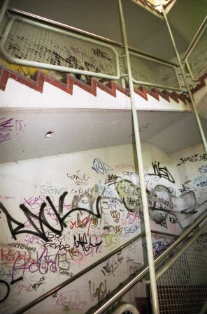 Parkhaus an Bahnhof: Graffiti im Treppenhaus